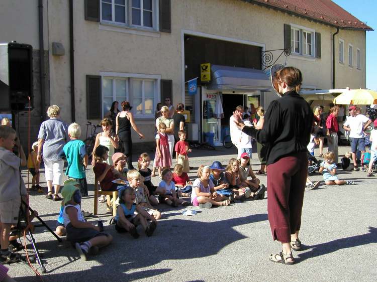 Vorführung für Kinder (Bitte hier klicken um dieses Bild in seiner vollen Größe zu betrachten)