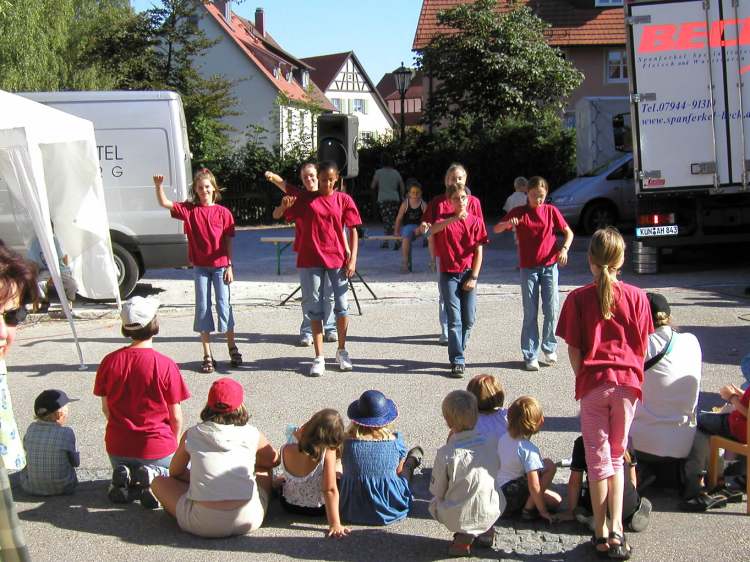 Musik und Tanz und Bewegung (Bitte hier klicken um dieses Bild in seiner vollen Größe zu betrachten)