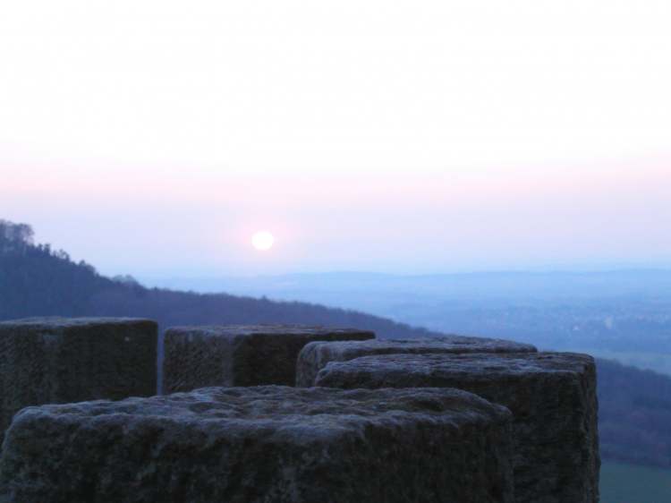 Sonnenuntergang Waldenburg mit Basteiturm im Vordergrund (Bitte hier klicken um dieses Bild in seiner vollen Größe zu betrachten)