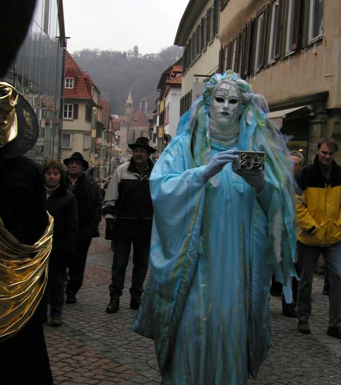 zartblaues Kostüm (Bitte hier klicken um dieses Bild in seiner vollen Größe zu betrachten)