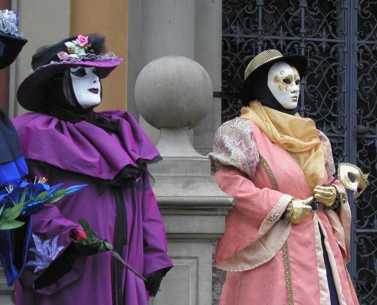 violettes und rosa Kostüm mit Maske (Bitte hier klicken um dieses Bild in seiner vollen Größe zu betrachten)