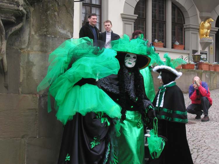 die schwarz-grüne Kostümgruppe (Bitte hier klicken um dieses Bild in seiner vollen Größe zu betrachten)