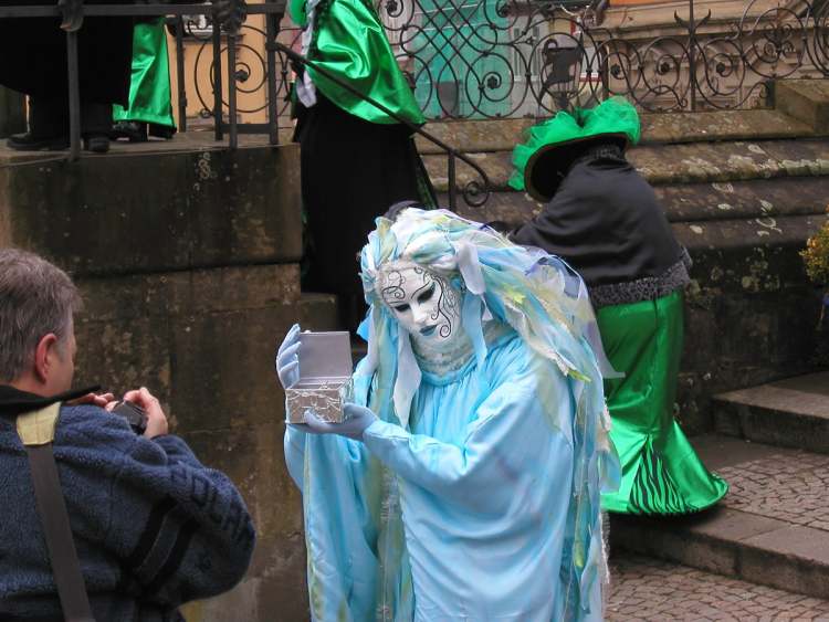 die blaue Frau mit Schatzkästchen (Bitte hier klicken um dieses Bild in seiner vollen Größe zu betrachten)