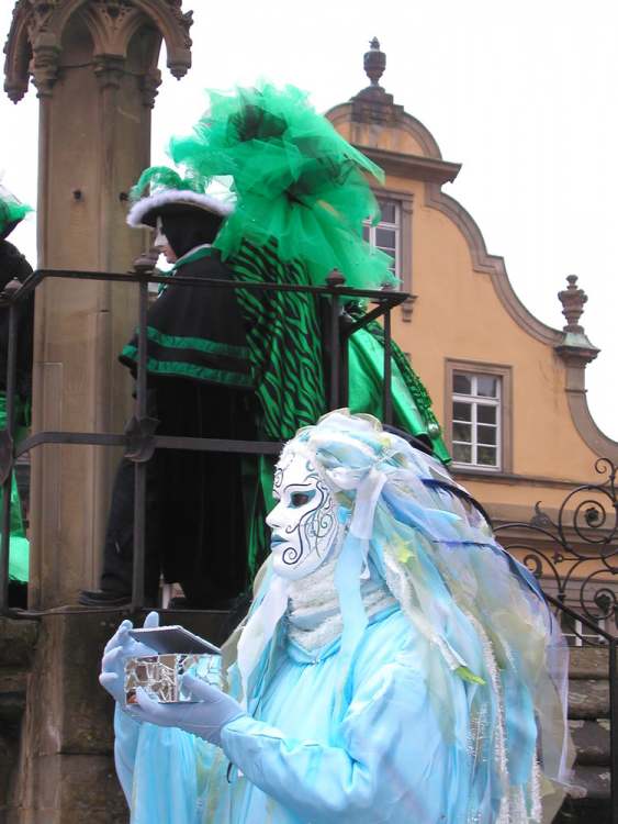 im himmelblauen Kostüm mit Maske und Schatzschachtel (Bitte hier klicken um dieses Bild in seiner vollen Größe zu betrachten)