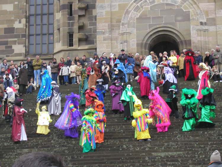 unter der Kirche viele Kostümroben (Bitte hier klicken um dieses Bild in seiner vollen Größe zu betrachten)