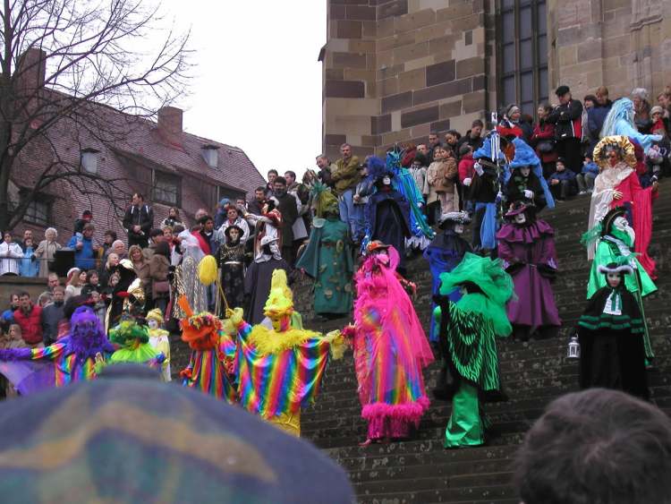 der venezianische Fasching auf der Treppe (Bitte hier klicken um dieses Bild in seiner vollen Größe zu betrachten)