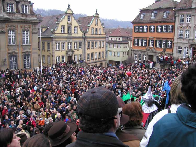 prall gefüllt der Marktplatz (Bitte hier klicken um dieses Bild in seiner vollen Größe zu betrachten)