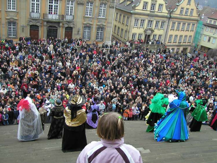 Schwäbisch Hall - die Treppe - das Volk - das Rathaus (Bitte hier klicken um dieses Bild in seiner vollen Größe zu betrachten)