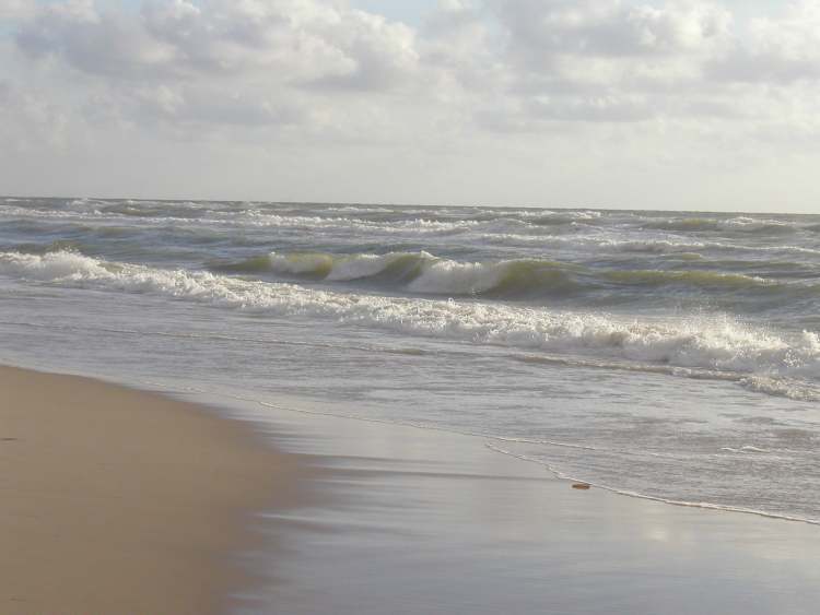 jede Welle läuft an Strand (Bitte hier klicken um dieses Bild in seiner vollen Größe zu betrachten)