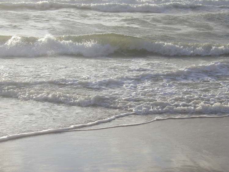 Wellen brechen am Strand (Bitte hier klicken um dieses Bild in seiner vollen Größe zu betrachten)