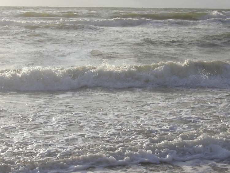 stetig kommen Wellen an (Bitte hier klicken um dieses Bild in seiner vollen Größe zu betrachten)