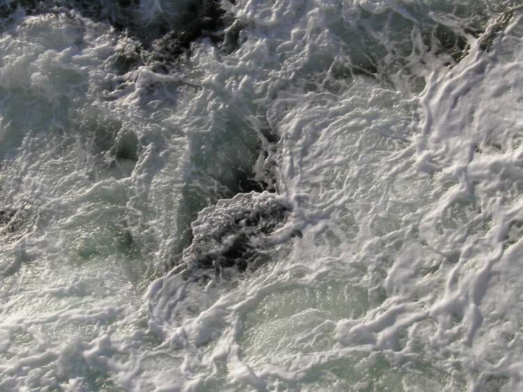 das salzige Meerwasser schäumt (Bitte hier klicken um dieses Bild in seiner vollen Größe zu betrachten)