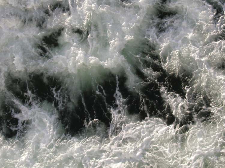 Gischt und tobendes Meerwasser (Bitte hier klicken um dieses Bild in seiner vollen Größe zu betrachten)