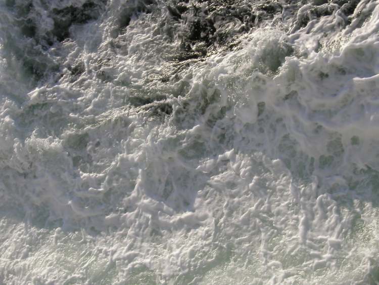 Gischt im salziges Meerwasser (Bitte hier klicken um dieses Bild in seiner vollen Größe zu betrachten)