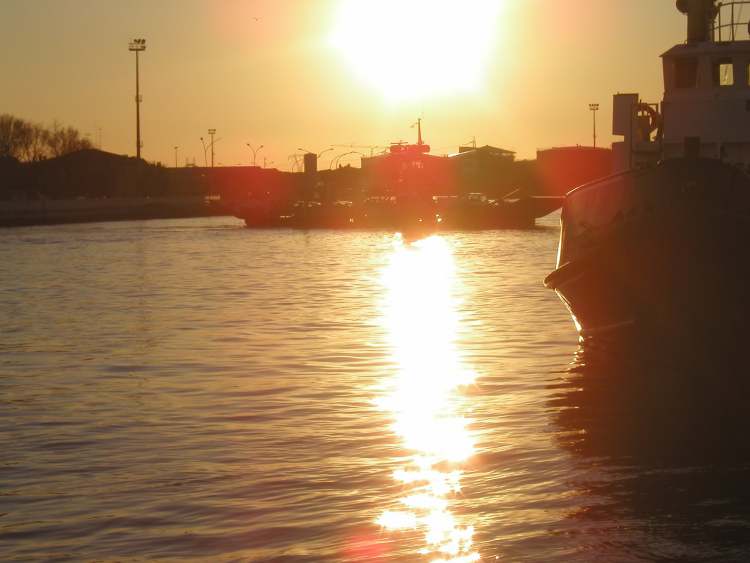 Ravenna Hafen im Abendlicht (Bitte hier klicken um dieses Bild in seiner vollen Größe zu betrachten)