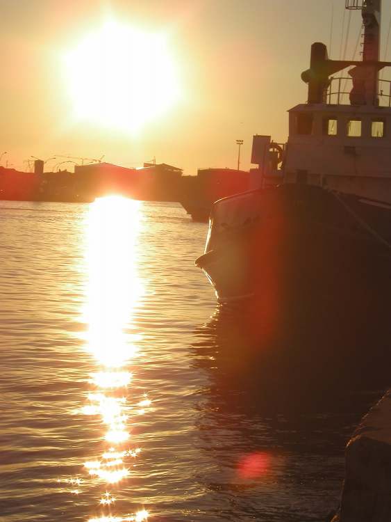 Abendsonnespiegelung im Hafen Ravenna in Italien (Bitte hier klicken um dieses Bild in seiner vollen Größe zu betrachten)