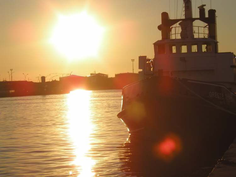 Abendsonnespiegelung im Hafen (Bitte hier klicken um dieses Bild in seiner vollen Größe zu betrachten)