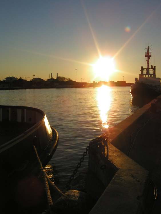 Ravenna Hafen mit Abendsonne (Bitte hier klicken um dieses Bild in seiner vollen Größe zu betrachten)