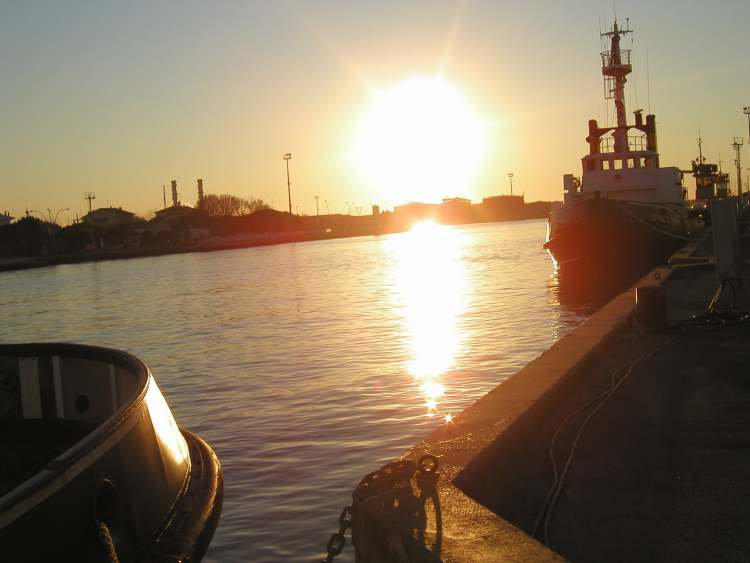 Ravenna in Italien - Hafen im Abendlicht (Bitte hier klicken um dieses Bild in seiner vollen Größe zu betrachten)