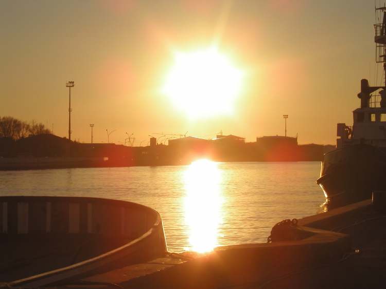 Ravenna Hafen in Abendstimmung (Bitte hier klicken um dieses Bild in seiner vollen Größe zu betrachten)