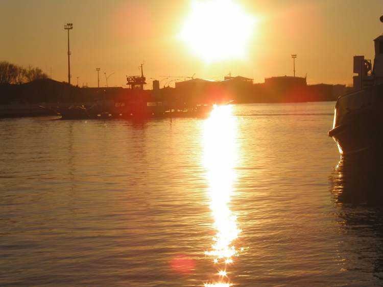 Ravenna Hafen in Abendsonne (Bitte hier klicken um dieses Bild in seiner vollen Größe zu betrachten)