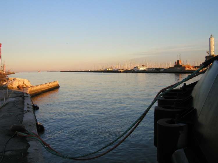 Italien: Ravenna Hafen im Abendlicht (Bitte hier klicken um dieses Bild in seiner vollen Größe zu betrachten)