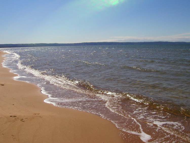 Wellen am Sandstrand (Bitte hier klicken um dieses Bild in seiner vollen Größe zu betrachten)