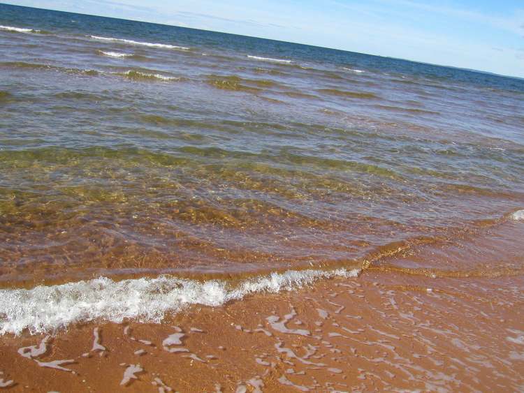 sanfte Wellen rollen auf die Schwedenküste zu (Bitte hier klicken um dieses Bild in seiner vollen Größe zu betrachten)