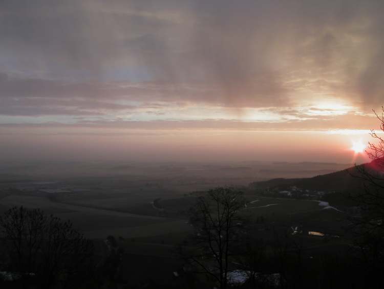 Sonne kommt hinter dem Berg hervor (Bitte hier klicken um dieses Bild in seiner vollen Größe zu betrachten)