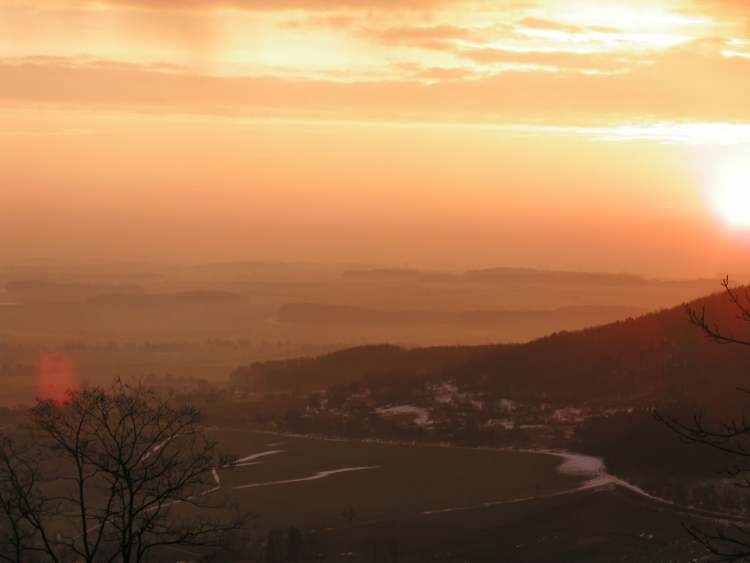 Sonnenaufgang über dem noch vernebelten Hohenlohe (Bitte hier klicken um dieses Bild in seiner vollen Größe zu betrachten)