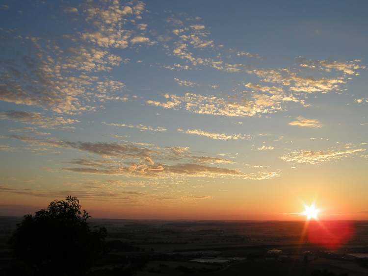 Sonnenaufgang über Hohenlohe  (Bitte hier klicken um dieses Bild in seiner vollen Größe zu betrachten)