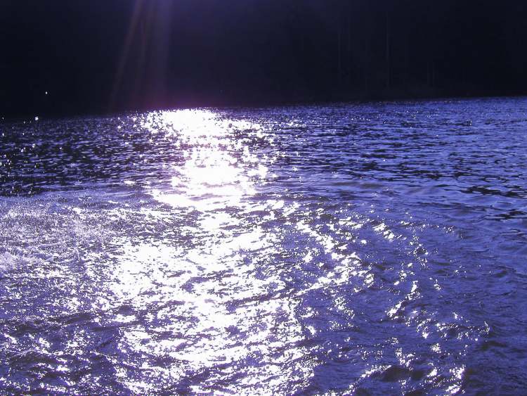 Wasserwellen und Licht (Bitte hier klicken um dieses Bild in seiner vollen Größe zu betrachten)