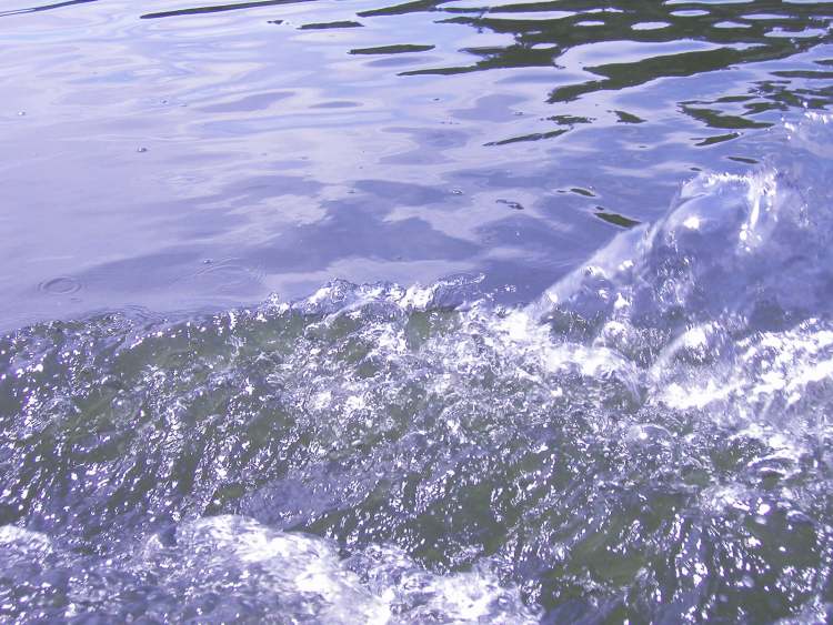 Wasser in Bewegung (Bitte hier klicken um dieses Bild in seiner vollen Größe zu betrachten)