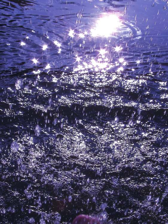 Wasserglitzern im tiefblauen Wasser (Bitte hier klicken um dieses Bild in seiner vollen Größe zu betrachten)