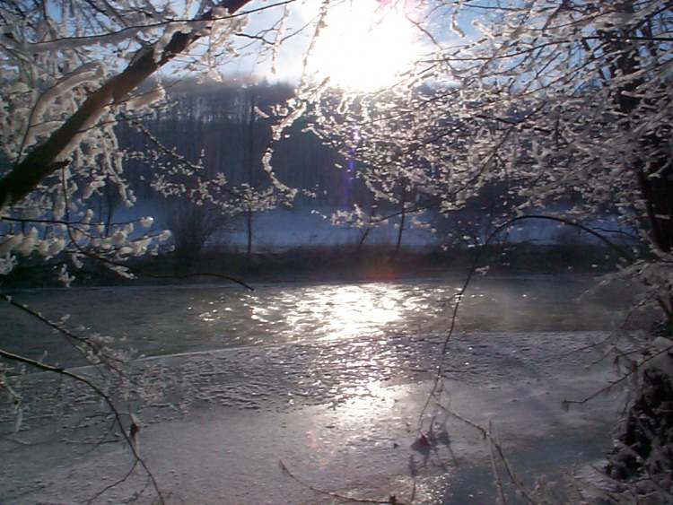 es ist Winterstimmung am Fluß (Bitte hier klicken um dieses Bild in seiner vollen Größe zu betrachten)