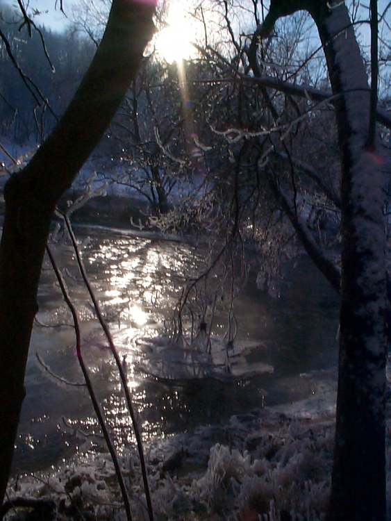 Winterstimmung mit Sonne - der Fluß Kocher bei Schwäbisch Hall (Bitte hier klicken um dieses Bild in seiner vollen Größe zu betrachten)