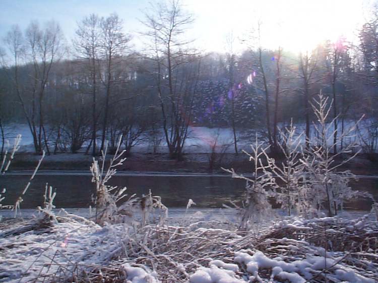 winterlicher Fluß im Schnee (Bitte hier klicken um dieses Bild in seiner vollen Größe zu betrachten)