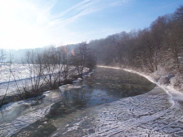 der winterliche Flußlauf (Bitte hier klicken um dieses Bild in seiner vollen Größe zu betrachten)