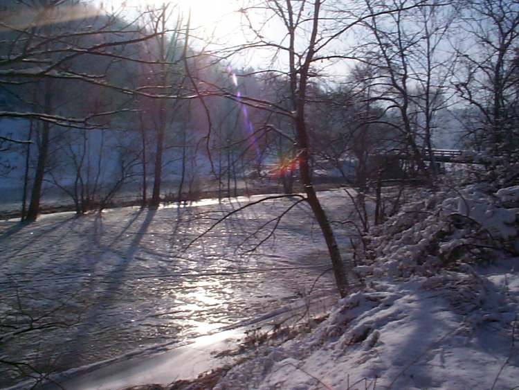 ein Fluß im Winter (Bitte hier klicken um dieses Bild in seiner vollen Größe zu betrachten)