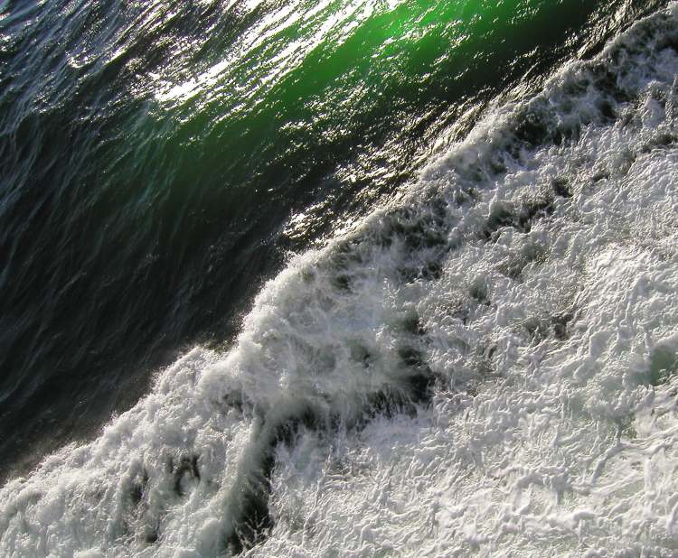 Schaumiges Meerwasser (Bitte hier klicken um dieses Bild in seiner vollen Größe zu betrachten)