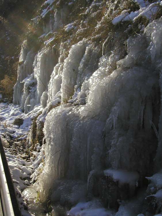 eissige Felsen (Bitte hier klicken um dieses Bild in seiner vollen Größe zu betrachten)