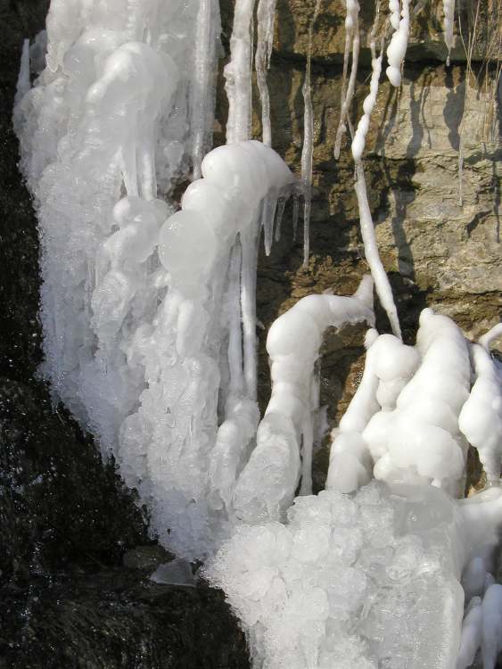 Vereisste Felsen im Winter (Bitte hier klicken um dieses Bild in seiner vollen Größe zu betrachten)
