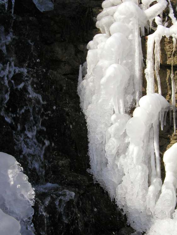 Vereisste Felsen bei Tullau am Straßenrand Abhang (Bitte hier klicken um dieses Bild in seiner vollen Größe zu betrachten)