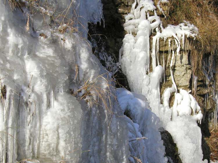 Vereisste Felsen bei Tullau im Winter (Bitte hier klicken um dieses Bild in seiner vollen Größe zu betrachten)