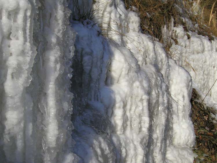 Vereisste Felsen bei Tullau am Straßenrand (Bitte hier klicken um dieses Bild in seiner vollen Größe zu betrachten)