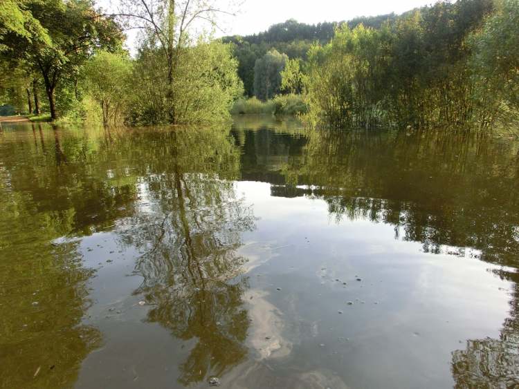 auch der Weg links ist überschwemmt (Bitte hier klicken um dieses Bild in seiner vollen Größe zu betrachten)