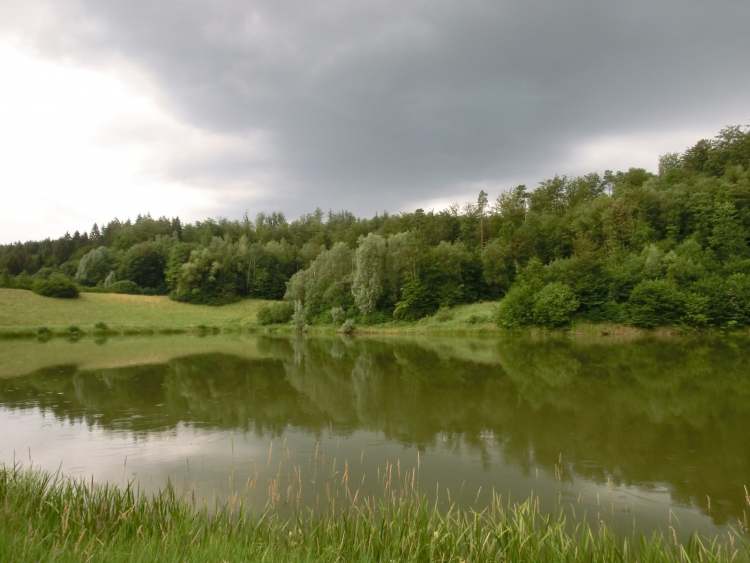 Regenwetter kommt zum See (Bitte hier klicken um dieses Bild in seiner vollen Größe zu betrachten)