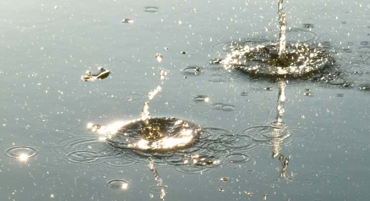 2 Steine ins Wasser geworfen (Bitte hier klicken um dieses Bild in seiner vollen Größe zu betrachten)