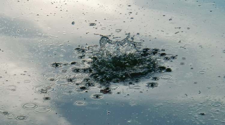 wildes Wasser mit Himmel (Bitte hier klicken um dieses Bild in seiner vollen Größe zu betrachten)