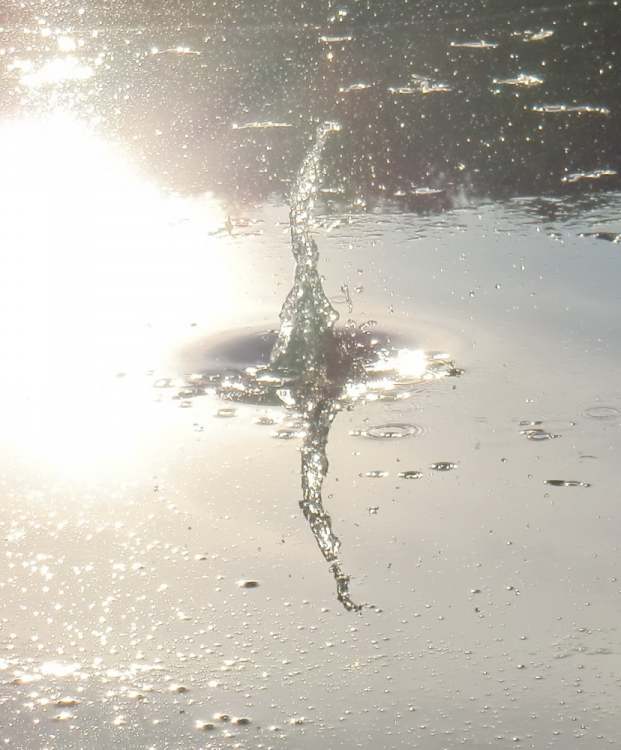 Wasserfontaine in der Sonne (Bitte hier klicken um dieses Bild in seiner vollen Größe zu betrachten)